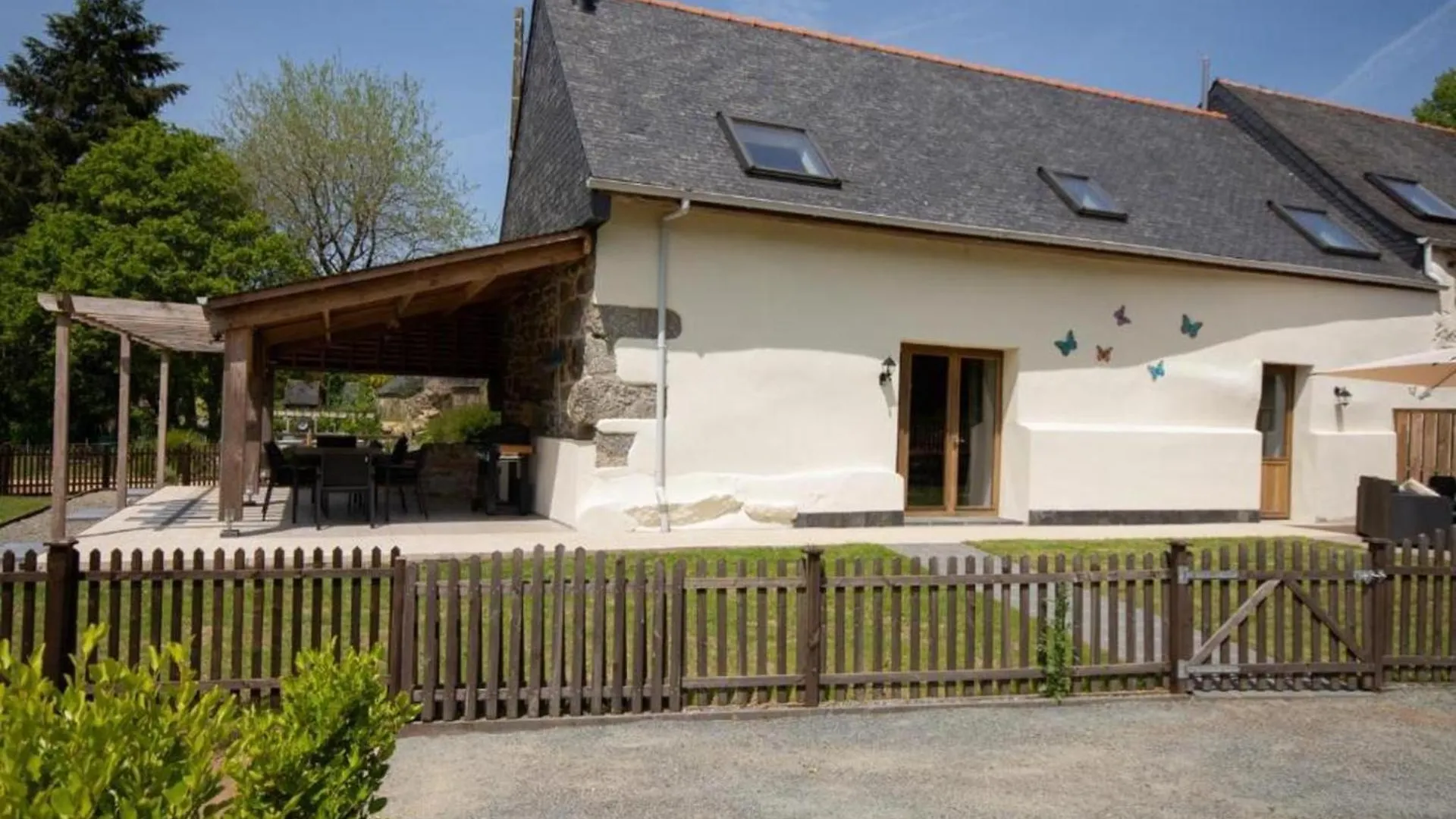Bulat-Pestivien Retreat With 4 Spacious Bedrooms